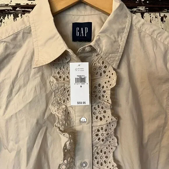 Women’s NWT Gap ruffled button down shirt.  Size Small. - Picture 5 of 8